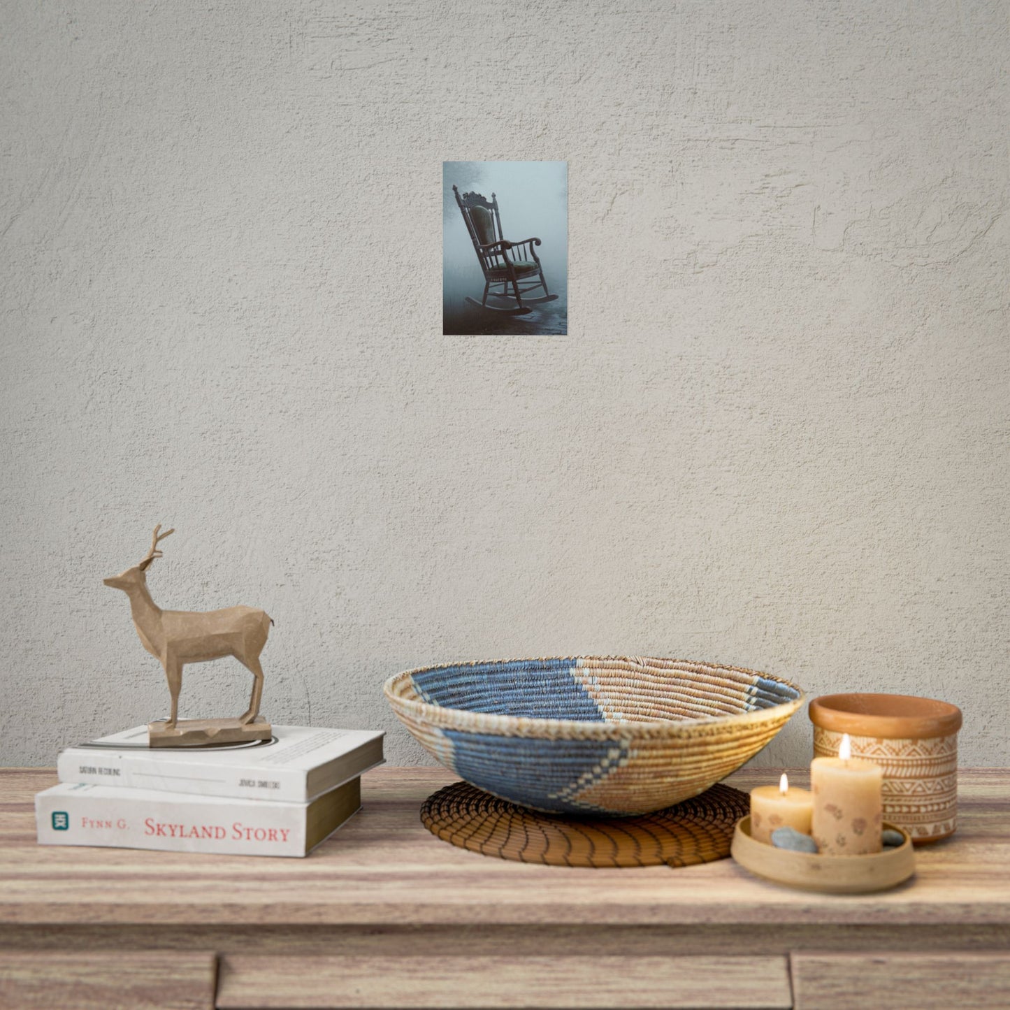 Vintage-Schaukelstuhl-Poster – Stimmungsvolles, nebliges Cottage-Wandbild (gerolltes Poster)